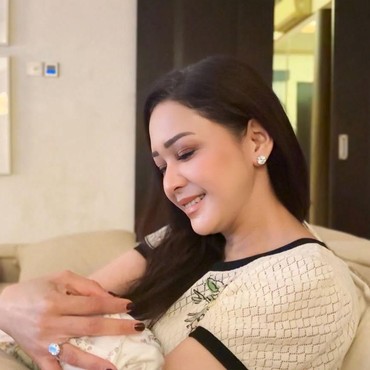 Nenek Modis, Gaya Mewah Maia Estianty Gendong Baby Soleil Pakai Jam Tangan Ratusan Juta