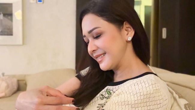 Nenek Modis, Gaya Mewah Maia Estianty Gendong Baby Soleil Pakai Jam Tangan Ratusan Juta