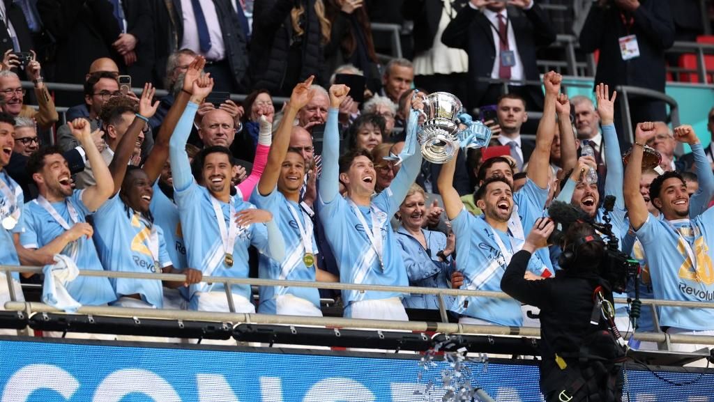 Man City Kantongi Dua Gelar, Buru Keajaiban Treble