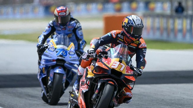 Red flag dikibarkan pada lap ke-12 MotoGP Catalunya di Sirkuit Barcelona pada Minggu (17/5) usai kecelakaan mengerikan yang menimpa Alex Marquez.