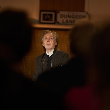 Paul McCartney Bongkar Alasan Tak Pernah Mau Selfie Dengan Penggemar