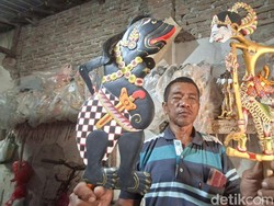 Kisah Sulianto Bertahan 4 Dekade Produksi Wayang Timplong Khas Nganjuk