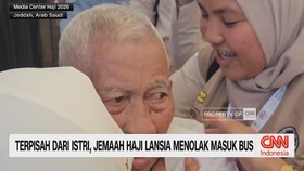 VIDEO: Terpisah Dari Istri, Jemaah Haji Lansia Menolak Masuk Bus