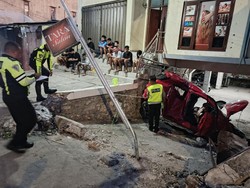 Mobil Tabrak Pembatas Jalan hingga Terbalik di Kupang, Perempuan Bandung Tewas