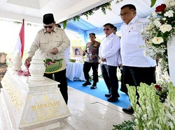 Momen Prabowo Ziarah ke Makam Marsinah, Tabur Bunga dan Berdoa