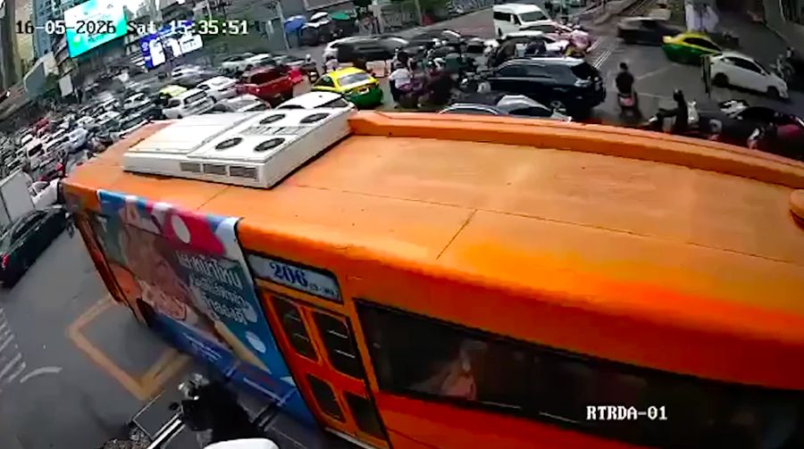Rekaman CCTV nan beredar menunjukkan detik-detik kereta menghantam bus di perlintasan dekat stasiun Makkasan Airport Rail Link. Dalam video itu, kereta juga tampak menyeret beberapa kendaraan lain di sepanjang rel setelah tabrakan terjadi. (Tangkapa