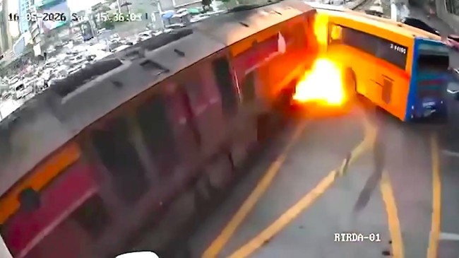 Terekam Detik-detik Kereta Tabrak Kendaraan saat Macet di Thailand