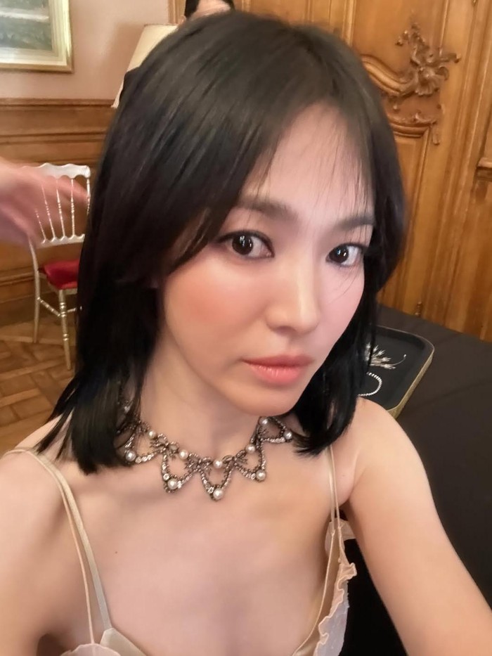 Melalui unggahannya di Instagram, Song Hye Kyo juga membagikan potret selfie dengan menunjukkan detail makeup-nya untuk sesi pemotretan tersebut./ Foto: instagram.com/kyo1122