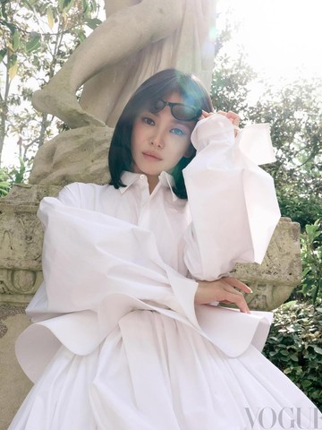5 Potret Elegan Song Hye Kyo untuk Vogue China