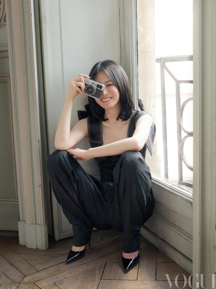 Dalam salah satu gaya, ia terlihat playful dan manis dengan perpaduan two-piece outfit bernuansa navy sambil berpose memegang sebuah kamera./ Foto: instagram.com/kyo1122
