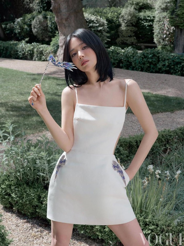 Tampil dengan rambut middle length bob, Song Hye Kyo memancarkan pesona berbeda dengan menggunakan outfit bernuansa feminin hingga boyish./ Foto: instagram.com/kyo1122