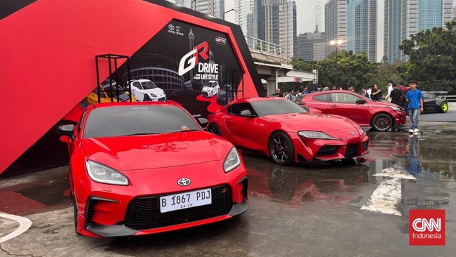 Sebanyak 400 unit Toyota klasik hingga terbaru menghadiri acara Toyota GR Car Meet 2026 di Parkir Timur (Parkit) GBK, Senayan, Sabtu (16/5).