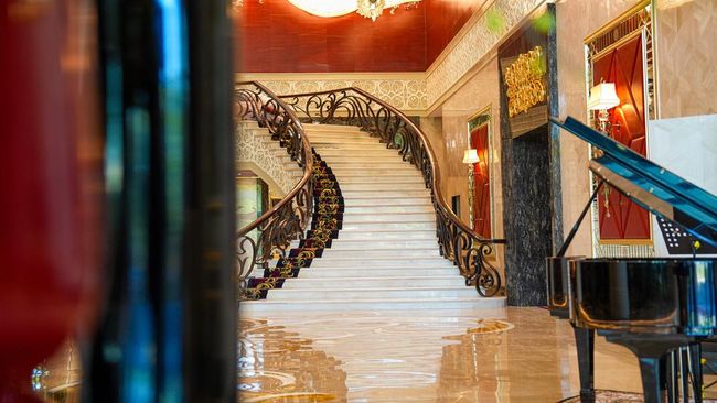 The Trans Luxury Hotel Surabaya menawarkan pengalaman menginap bintang lima dengan layanan personal dan fasilitas lengkap.