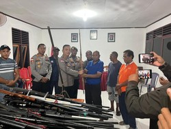 Polisi Terima 198 Anak Panah-57 Senpi Rakitan Usai Bentrok 2 Desa di Adonara
