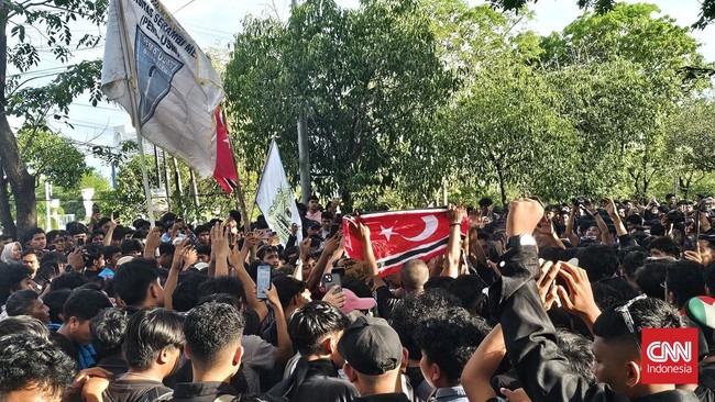 Gubernur Aceh Muzakir Manaf mencabut Pergub Jaminan Kesehatan Aceh setelah protes masyarakat, dan didemo hingga empat kali.