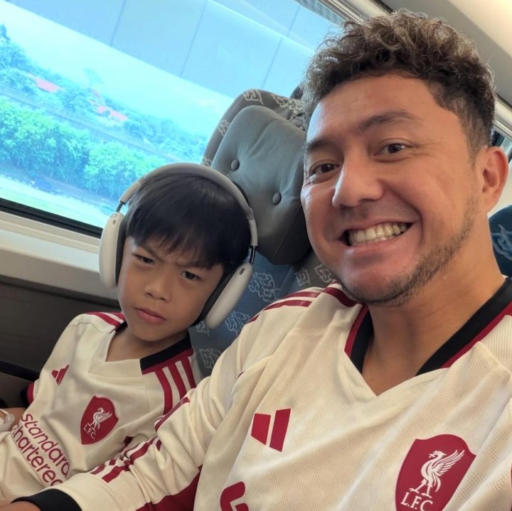 <p>Omesh pun tak segan membagikan momen manisnya bersama Btara lewat media sosialnya. Dalam unggahan ini, Omesh terlihat kompak mengenakan baju bola yang sama bareng sang putra. (Foto: Instagram @omeshomesh)</p>