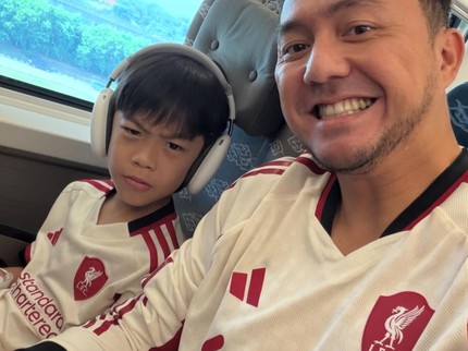 5 Momen Manis Omesh Quality Time dengan Sang Putra, Motoran hingga Nobar Bola