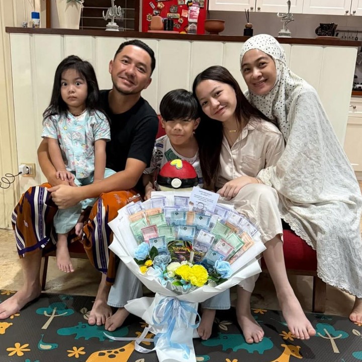 <p>Pasangan artis Ananda Omesh dan Dian Ayu Lestari telah resmi menikah pada 8 Juli 2012. Kebahagiaan keduanya kini semakin lengkap dengan kehadiran tiga anak mereka, yaitu Btari Embun Anandayu, Btara Langit Anandayu, dan Btari Bulan Anandayu. (Foto: Instagram @omeshomesh)</p>