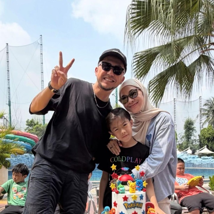 <p>Putra kedua mereka, Btara Langit Anandayu atau yang akrab disapa Langit, lahir pada 13 Mei 2017. Belum lama ini, ia baru saja merayakan ulang tahunnya yang kesembilan, Bunda. (Foto: Instagram @omeshomesh)</p>