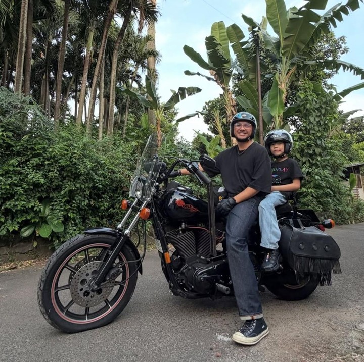 <p>Sebagai anak laki-laki satu-satunya, Langit sangat dekat dengan sang Ayah. Hal ini pun terlihat dari beberapa momen yang diunggah Omesh di Instagram. Baru-baru ini, Langit tampak <em>quality time</em> bersama ayahnya untuk mencari makanan kesukaannya. "Seharian ini bareng sama Aa, dia minta ajakin teman-temannya berenang di Minggu pagi, terus ke mal bertiga sama <em>@dianayulestari</em> tanpa kakak dan adik. Lanjut motoran berdua cari salah satu makanan kesukaan kita 'sate kambing'," ungkap Omesh. (Foto: Instagram @omeshomesh)</p>