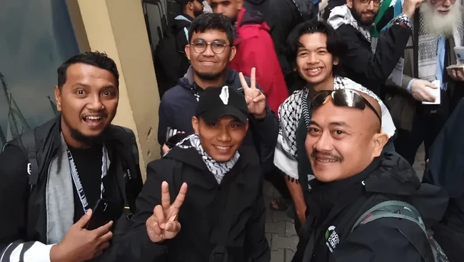 Empat jurnalis Indonesia terlibat dalam misi Global Sumud Flotilla ke Gaza, namun diadang militer Israel. Mereka meliput pelayaran kemanusiaan ini.