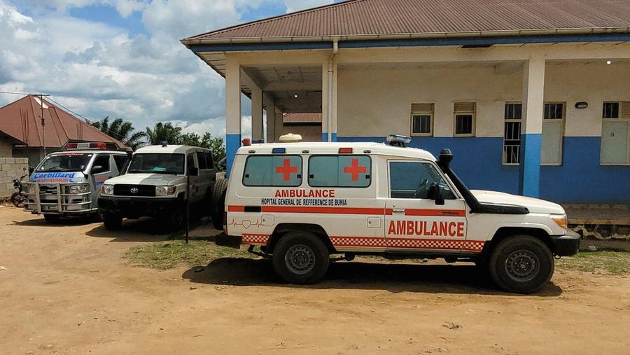 Ambulans-ambulans terparkir di Rumah Sakit Rujukan Umum Bunia menyusul konfirmasi pandemi Ebola nan melibatkan strain Bundibugyo di Bunia, provinsi Ituri, Republik Demokratik Kongo, 16 Mei 2026.