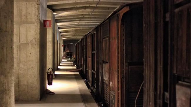 Siapa sangka, di balik megahnya Stasiun Centrale Milano di Milan, Italia, ada cerita kelam 'pengangkutan' ribuan orang yang dideportasi ke kamp kematian NAZI.