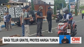 VIDEO: Bagi Telur Gratis, Protes Harga Turun
