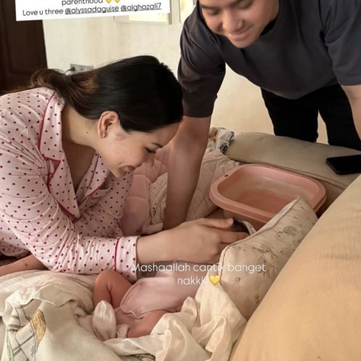 <p>Bayi cantik ini tak hanya mencuri perhatian di media sosial, Bunda. Beberapa kerabat Al dan Alyssa juga dibuat gemas oleh Baby Soleil. Tak jarang, mereka juga memuji betapa cantiknya sang bayi ketika bertemu langsung. (Foto: Instagram @alyssadaguise)</p>