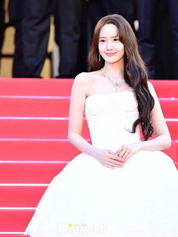 Dalam penampilannya di sesi red carpet, YoonA juga memamerkan koleksi perhiasan terbaru Qeelin yang berbeda, yakni satu set perhiasan brand mulai dari anting-anting, kalung, dan cincin dengan detail berlian besar yang menonjol./ Foto: dispatch.co.kr
