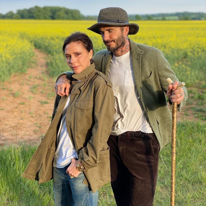 <p>Baru-baru ini, David kembali membagikan momen panen daun bawang di kebun rumahnya sambil ditemani sang istri, Victoria Beckham. Momen tersebut diunggah melalui video di akun Instagram pribadinya.&nbsp;(Foto: Instagram@davidbeckham)</p>