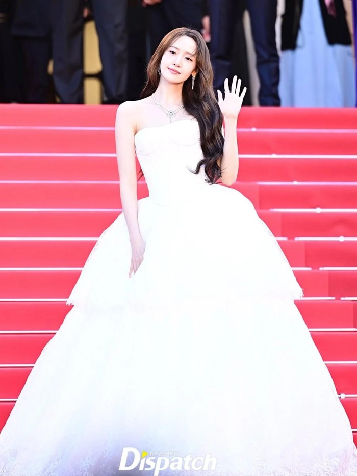 YoonA kembali mendapatkan kesempatan untuk menghadiri '79th Cannes Film Festival' yang digelar di Prancis sejak tanggal 12 hingga 23 Mei. Member SNSD tersebut memeriahkan acara yang berlangsung pada (17/5) kemarin, Beauties./ Foto: Dispatch&nbsp;