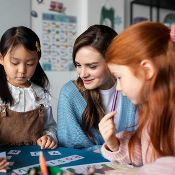3 Zodiak yang Paling Cocok Menjadi Guru TK, Dikenal Sabar dan Dicintai Anak-Anak!