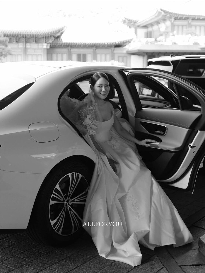 Hadirnya Park Eun Young sebagai mempelai yang baru turun dari mobil disambut penuh kebahagiaan dari para tamu hadirin. Momen mendebarkannya bahkan terpotret secara apik, Beauties./ Foto: instagram.com/allforyou_snap