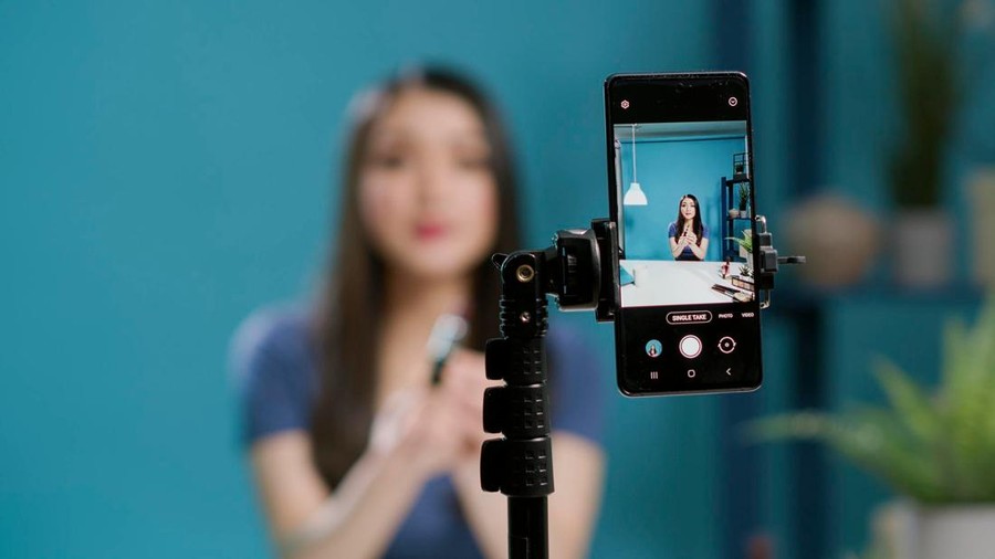 Ilustrasi influencer&comma; selebgram&comma; kreator konten&comma; conten creator