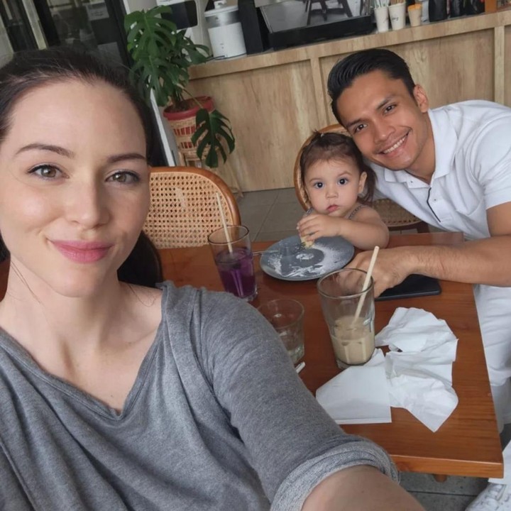 <p>Bunda pasti sudah tidak asing lagi dengan artis Randy Pangalila, bukan? Aktor tampan ini diketahui menikah dengan perempuan bule bernama Chelsey Frank pada tahun 2019. Dari pernikahan tersebut, pasangan ini telah dikaruniai dua orang anak. Salah satu yang turut mencuri hati netizen adalah putri mereka, Blair Willow Pangalila. (Foto: Instagram @randpunk)</p>