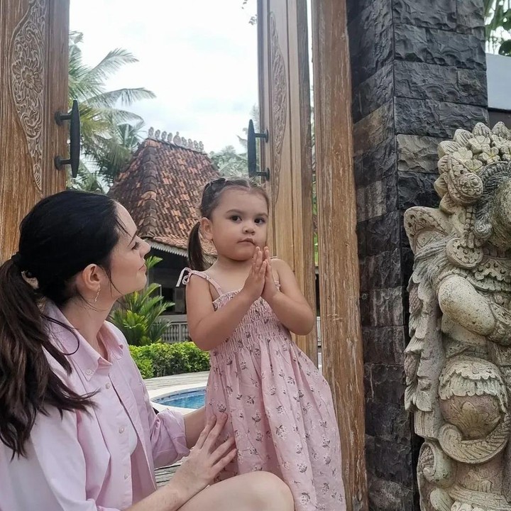 <p>Bagaimana tidak? Anak sulungnya yang kini berusia lima tahun ini menarik perhatian netizen karena parasnya yang cantik dan disebut mewarisi pesona bule dari sang Bunda yang berasal dari Kanada. (Foto: Instagram @randpunk / @cfrank3030)</p>