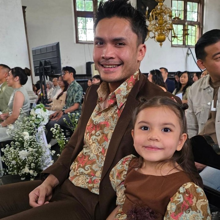 <p>Meski jarang tersorot, Randy cukup sering membagikan momen kebersamaannya bersama Blair di akun Instagram pribadinya. Baru-baru ini, Randy dan sang putri terlihat kompak mengenakan busana bernuansa batik. Sebagai Ayah, Randy mengaku tak menyangka Blair kini sudah tumbuh begitu cepat. "Tolong jangan tumbuh terlalu cepat Blair, cepat banget gedenya," ungkap Randy. (Foto: Instagram @randpunk)</p>