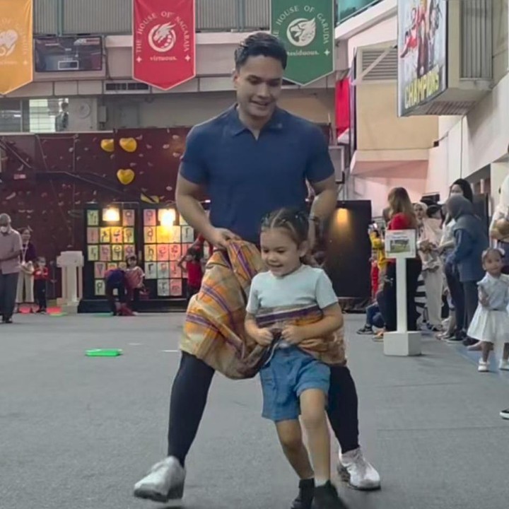 <p>Sejak kecil, Blair terlihat sangat dekat dengan sang Ayah. Randy pun selalu berusaha memberikan perhatian penuh kepada putrinya meski memiliki jadwal pekerjaan yang cukup padat. Dalam unggahannya, Randy terlihat hadir di acara sekolah Blair. Bahkan, ia juga terlibat dalam kegiatan lomba yang diadakan di sekolah sang putri. (Foto: Instagram @randpunk)</p>