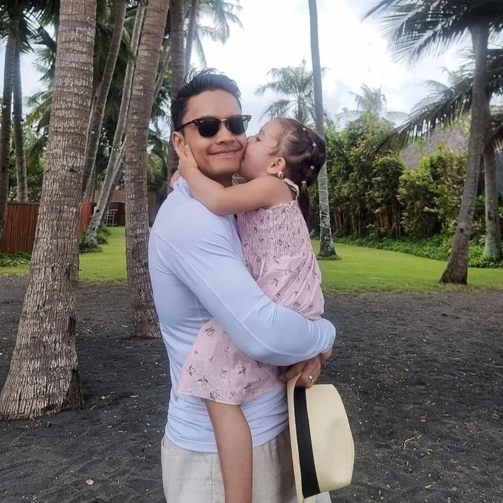 <p>Sebagai Bunda, Chelsey menyebut bahwa Randy Pangalila adalah Ayah yang luar biasa untuk putrinya. "Dia Ayah yang paling hebat bagi putri kami, dan dia adalah contoh yang baik tentang sosok yang dibutuhkan putri kami dalam hidupnya. Aku benar-benar bersyukur atas kehadirannya setiap hari," tuturnya dengan menyisipkan <em>emoticon</em> hati. (Foto: Instagram @randpunk / @cfrank3030)</p>