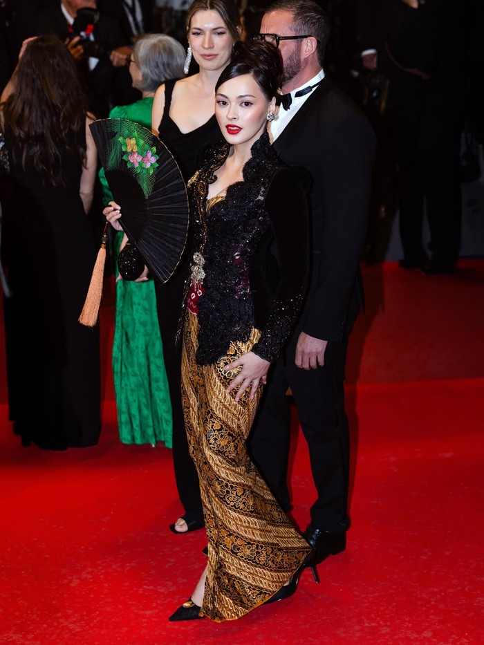 Jolene Marie Cholock-Rotinsulu mengenakan kebaya Intan Avantie di Cannes Film Festival
