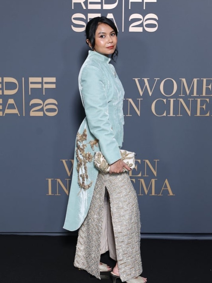 Kamila Andini mengenakan kebaya karya Sapto Djojokartiko di Women in Cinema gala.