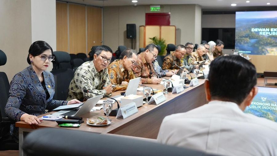 Ketua Dewan Ekonomi Nasional (DEN) Luhut Binsar Pandjaitan menggelar pertemuan strategis dengan jajaran pimpinan baru Otoritas Jasa Keuangan (OJK) pada Senin (18/5/2026). (Dok. DEN)