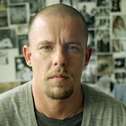 Kisah Pilu Alexander McQueen, dari Puncak Dunia Fashion hingga Kepergian yang Tragis