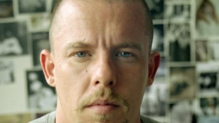 Kisah Pilu Alexander McQueen, dari Puncak Dunia Fashion hingga Kepergian yang Tragis