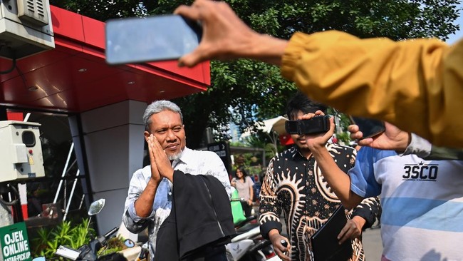 Pengusaha Heri Setiyono diperiksa KPK sebagai saksi dugaan korupsi di Bea dan Cukai. Ia menegaskan sikap kooperatif dan membantah hubungan dengan Blueray Cargo.
