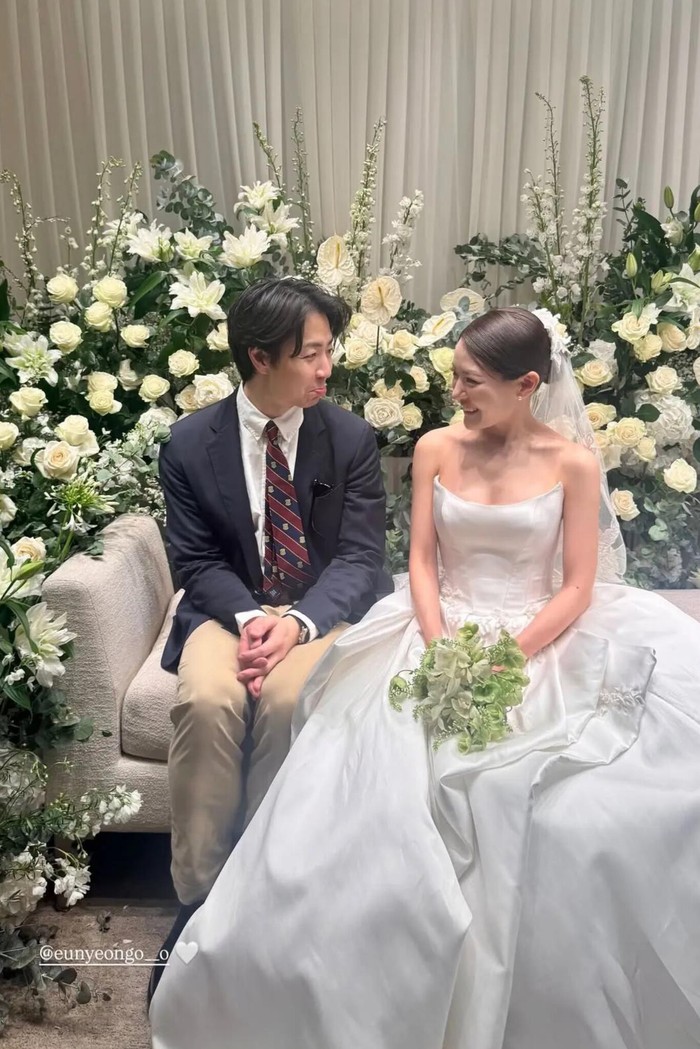 Lancar sampai akhir, pernikahan Park Eun Young berlangsung meriah dengan dihadiri kerabat dekat, termasuk para pengisi acara 'Please Take Care of My Refrigerator' seperti Son Jong Won yang berkolaborasi dalam souvenir./ Foto: instagram.com/allforyou_snap