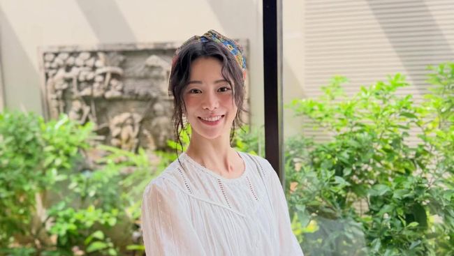 Liburan ke Bali, Lim Ji Yeon Pamer Foto Seksi di Pinggir Kolam