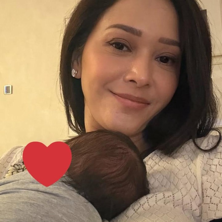 <p>Sejak menantunya Alyssa Daguise melahirkan dan telah diizinkan pulang dari rumah sakit, Maia mengaku sering mengunjungi cucunya. Dalam <em>caption</em> unggahannya, Maia bergurau tentang rutinitas barunya ini. "Maaf ya @alyssadaguise dan @alghazali7 kalo Omanya gangguin terus dateng ke rumah. Ortu yang hebat, sigap kapan aja&hellip; <em>love you</em>," katanya. (Foto: Instagram @maiaestiantyreal)</p>