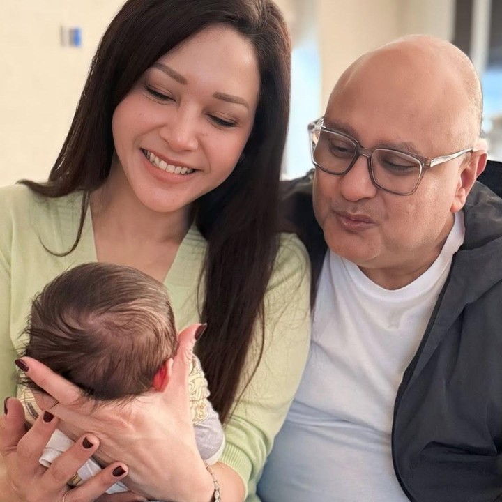 <p>Meski wajah baby Soleil masih disembunyikan, Maia sudah sedikit <em>spill</em> tentang paras sang cucu ke publik. Menurut perempuan 50 tahun ini, cucu pertamanya memiliki paras yang cantik, Bunda. "Cantik, <em>MaasyaaAllah</em>," tulis Maia. (Foto: Instagram @maiaestiantyreal)</p>